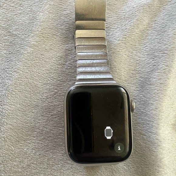 Apple Watch with stainless steel bracelet band/44 mm series 4 ready to pair - Picture 10 of 16